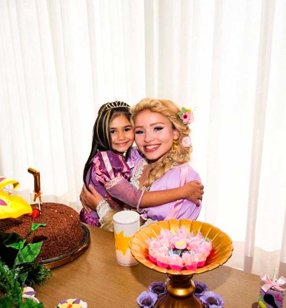 Rapunzel-e-Flynn-Ryder-de-Enrolados-Personagem-Vivo-para-festa-infantil Rapunzel e Flynn Ryder de Enrolados Personagem Vivo para festa infantil