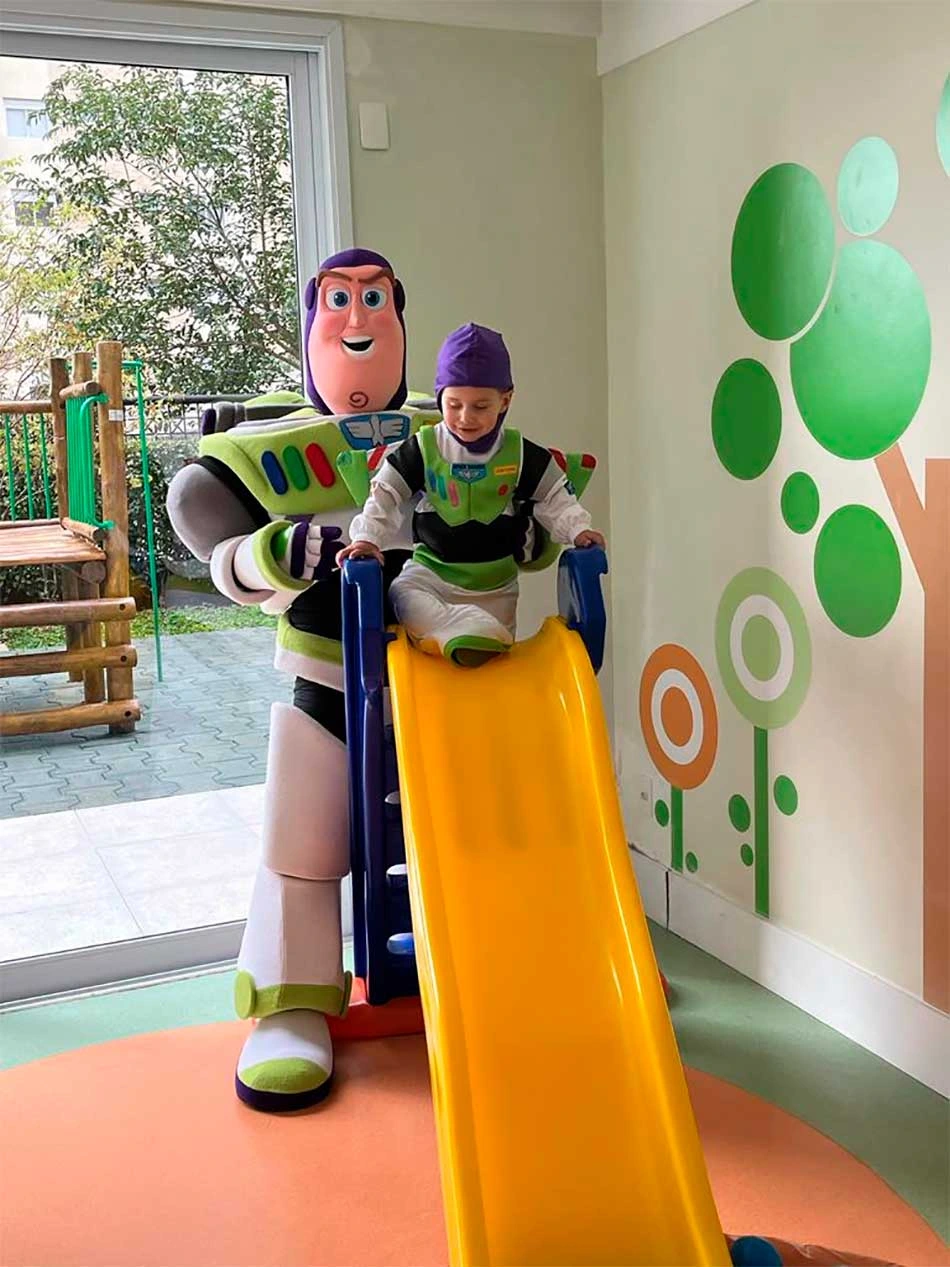 Buzz Lightyear personagem vivo brincando no escorregador