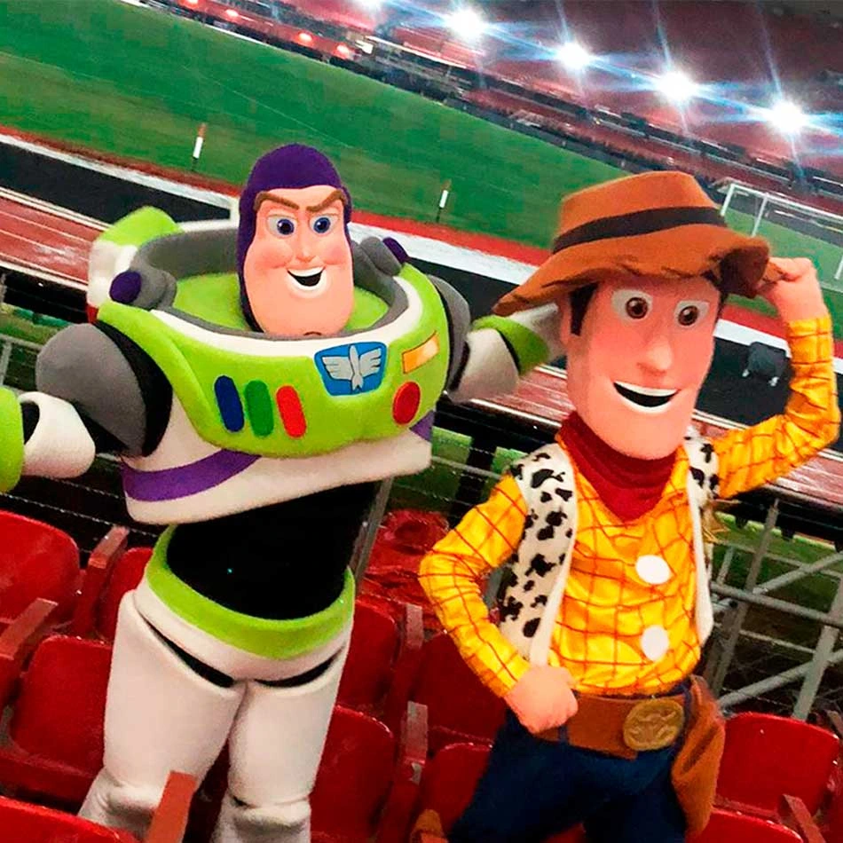 Woody e Buzz Lightyear em campo de futebol