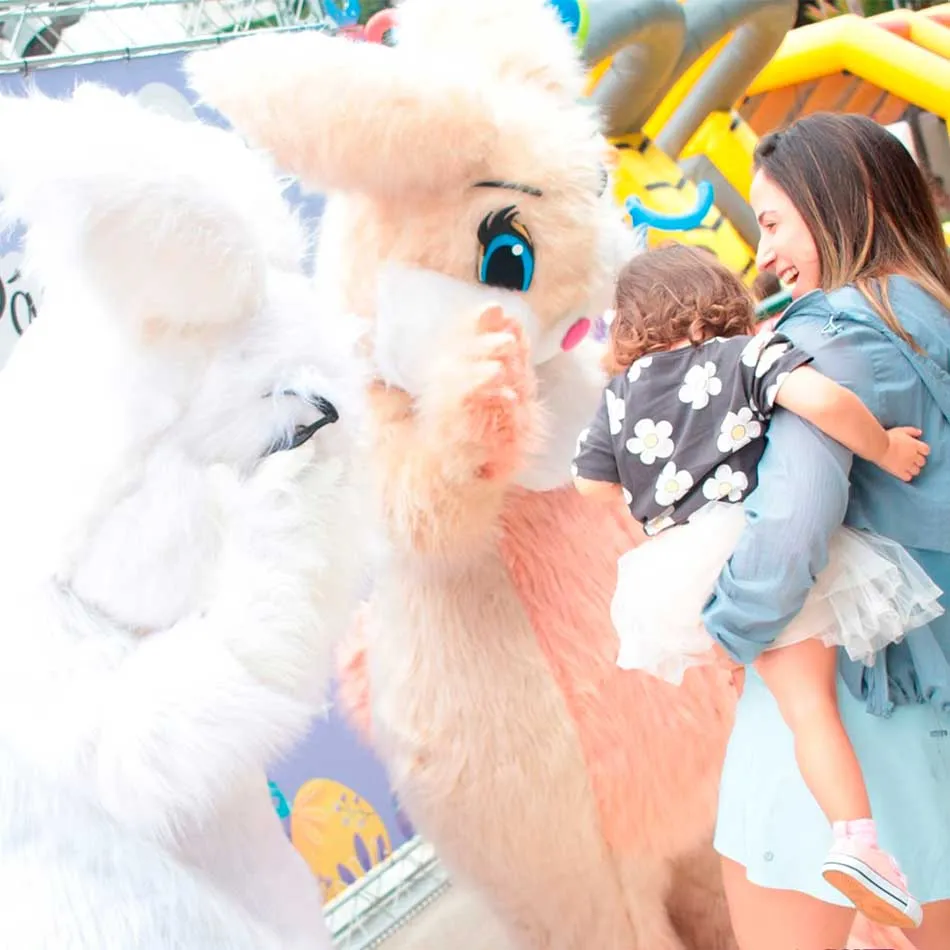 Coelhinhos da páscoa divertindo convidados de evento