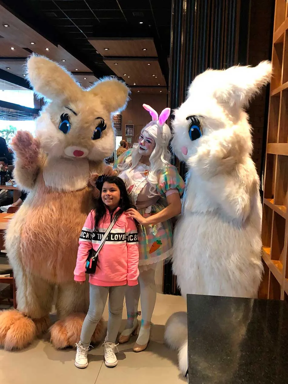 Coelhos da páscoa e Coelhete em restaurante em São Paulo