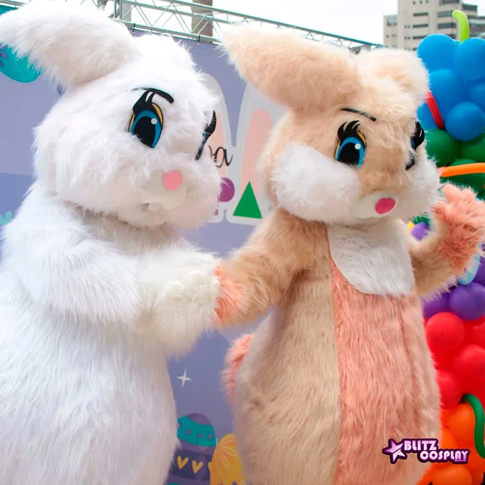 Coelhinhos da páscoa divertindo convidados de evento