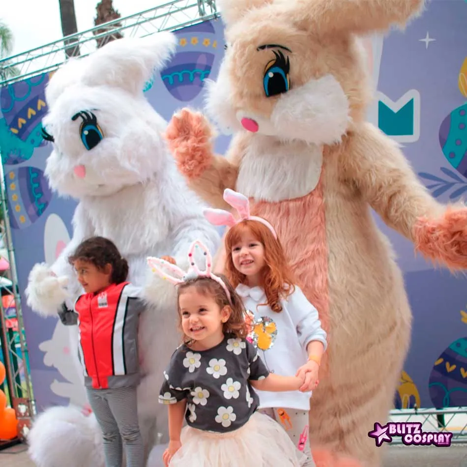 Coelhinho em festa infantil divertindo as crianças