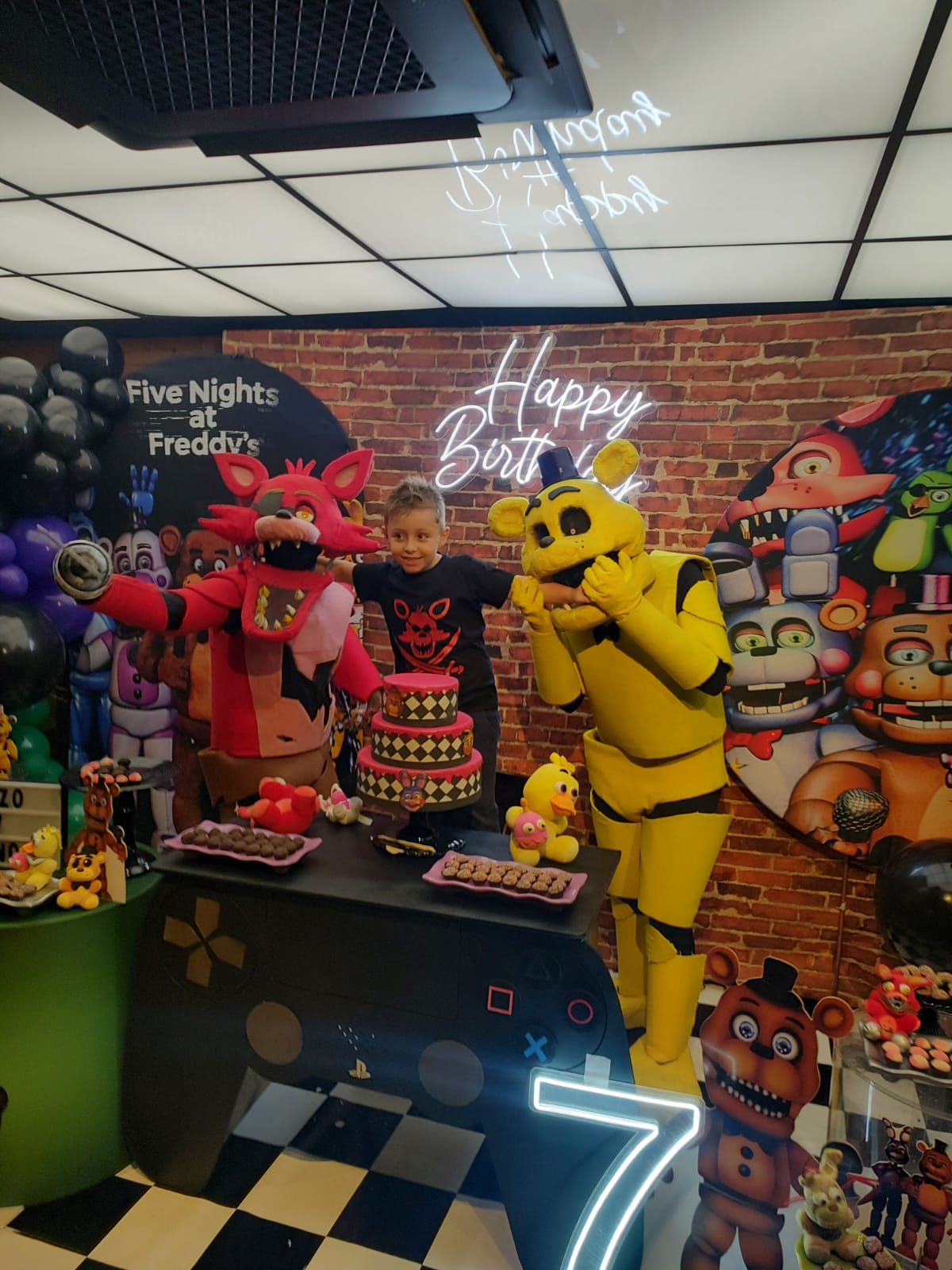 chica com seus amigos animatronics