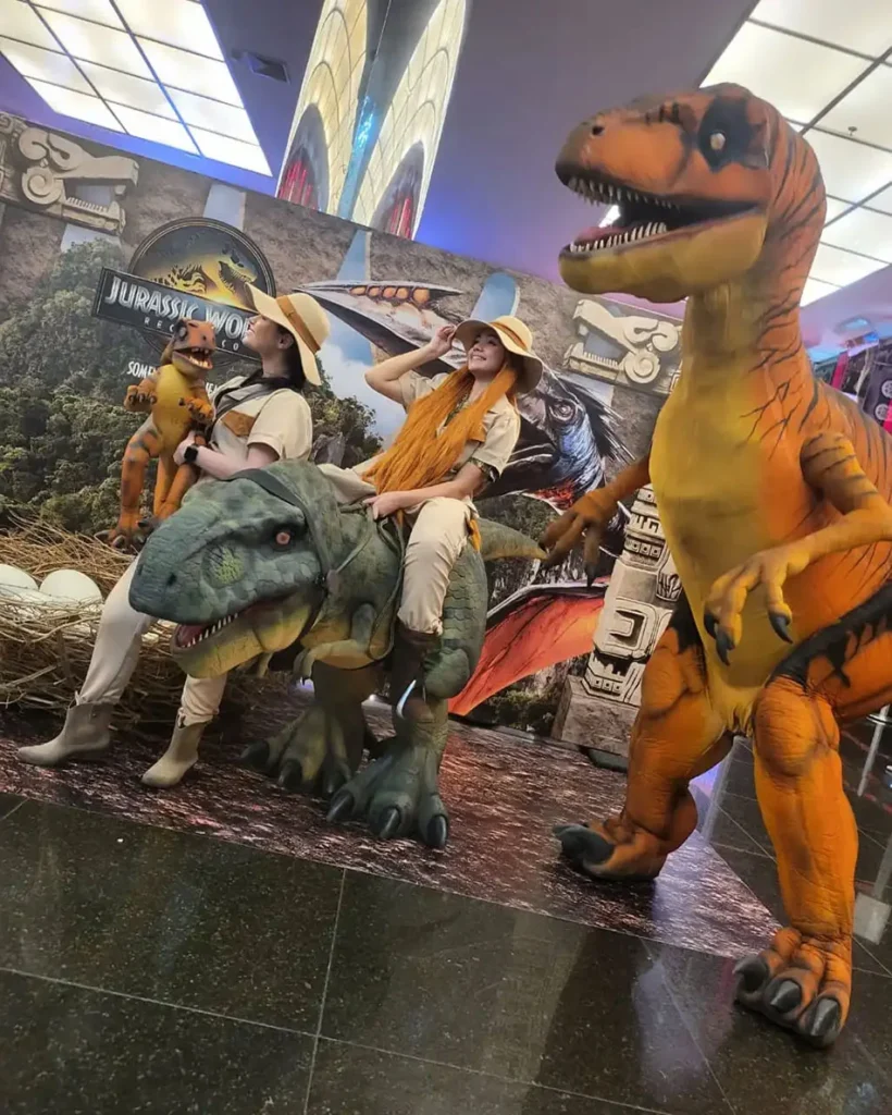Tiranossauro Rex personagem vivo alegrando a festa Tiranossauro Rex personagem vivo alegrando a festa
