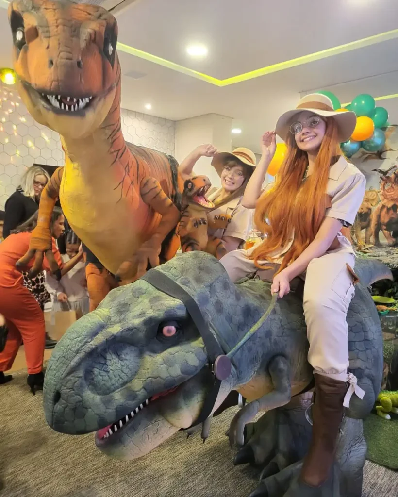 Tiranossauro Rex personagem vivo animando as crianças na festa Tiranossauro Rex personagem vivo animando as crianças na festa