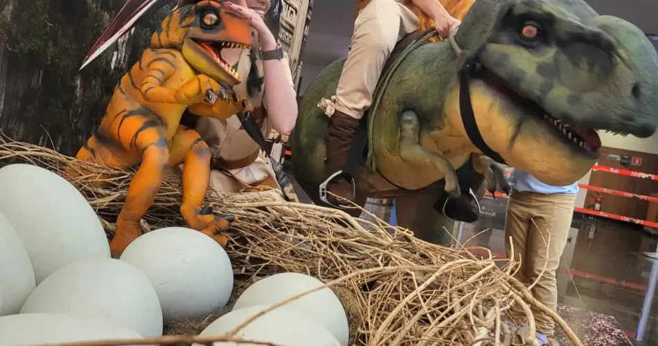 Tiranossauro Rex animando as crianças na festa
