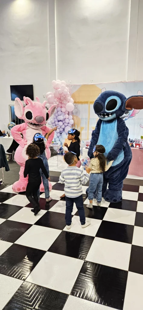 Stitch e Angel se divetindo na festa Stitch e Angel se divetindo na festa