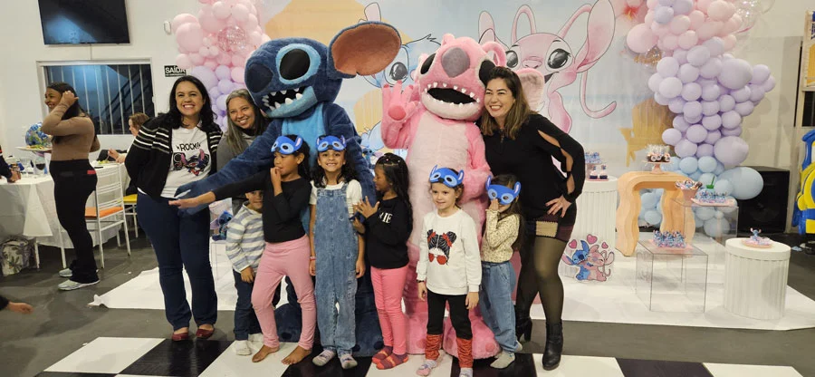 Stitch e Angel animando a familia