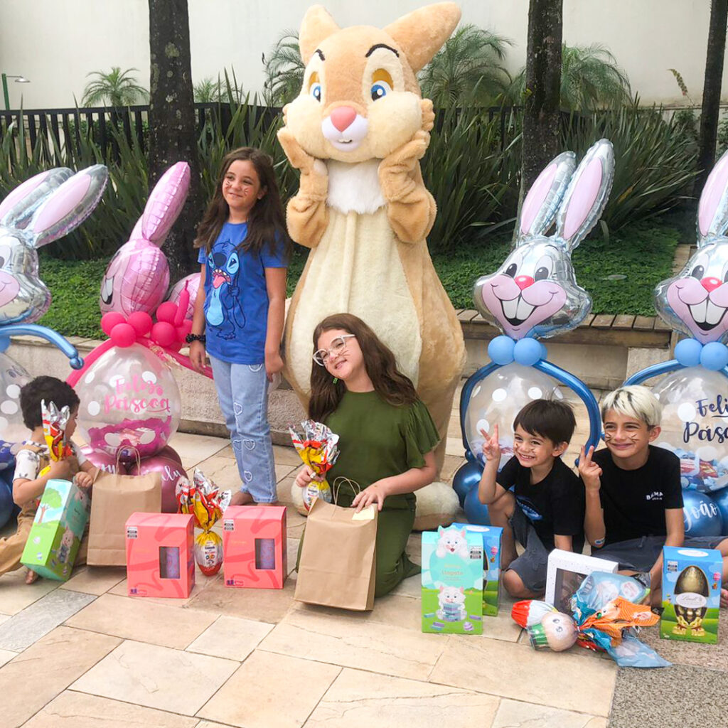 Personagem Vivo Coelho Caramelo posando para fotos em aniversário infantil Personagem Vivo Coelho Caramelo posando para fotos em aniversário infantil
