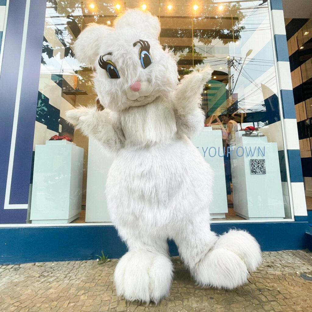 Close do Coelho Branco Personagem Vivo com pelagem branca e detalhes luxuosos