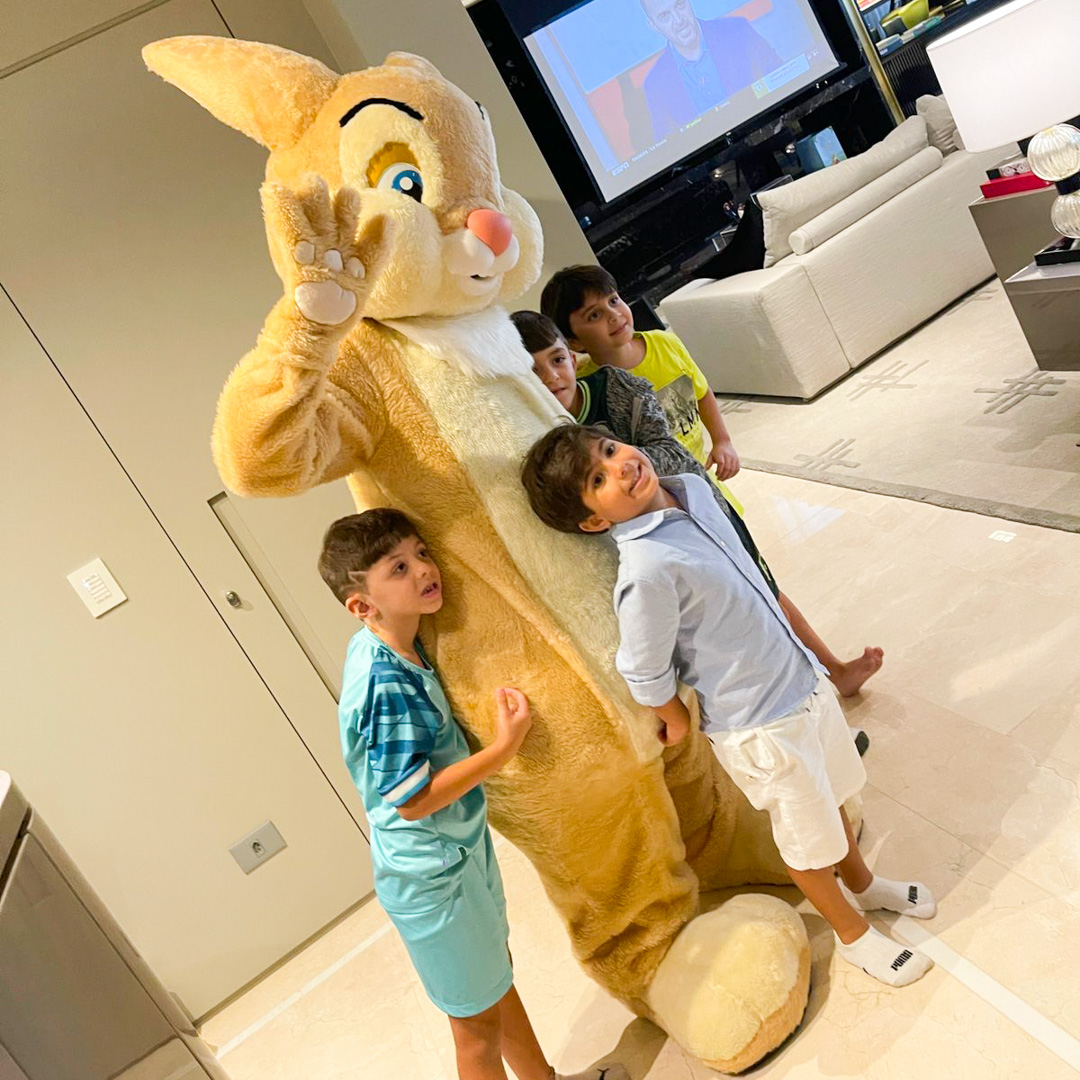 Coelho Caramelo Personagem Vivo e equipe de recreação em festas infantis Coelho Caramelo Personagem Vivo e equipe de recreação em festas infantis
