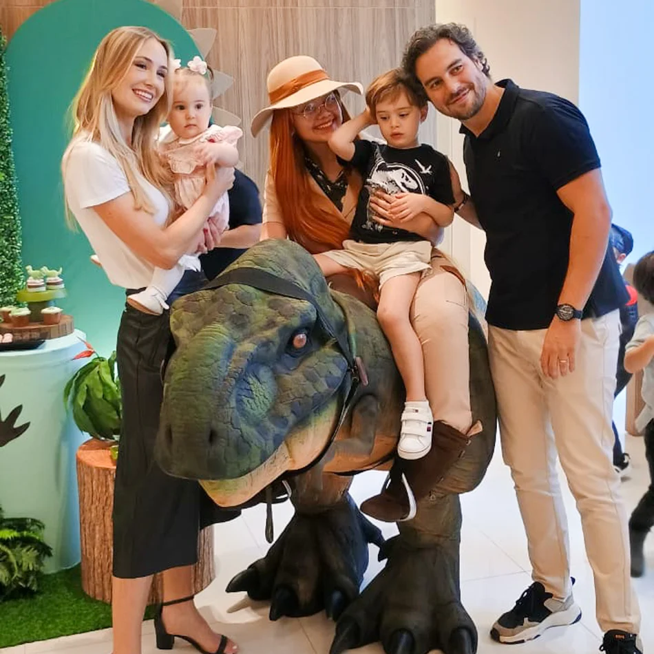 Baby T-Rex Personagem Vivo interagindo com crianças em festa infantil temática