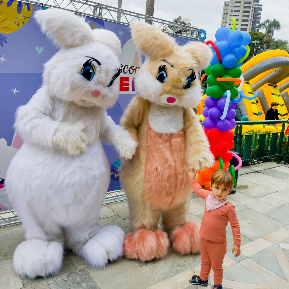 Coelho Branco Personagem Vivo e Coelho Rosa posando em evento de Páscoa