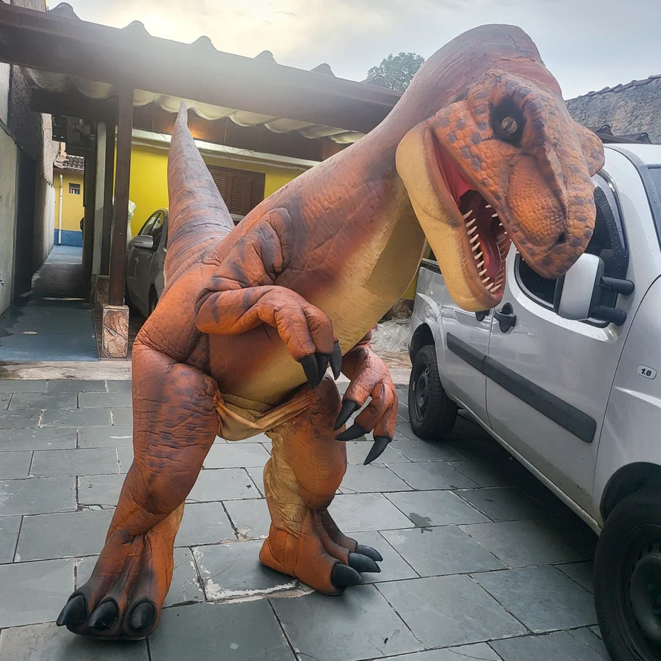 Crianças abraçando o T-Rex Laranja Personagem Vivo durante festa de aniversário