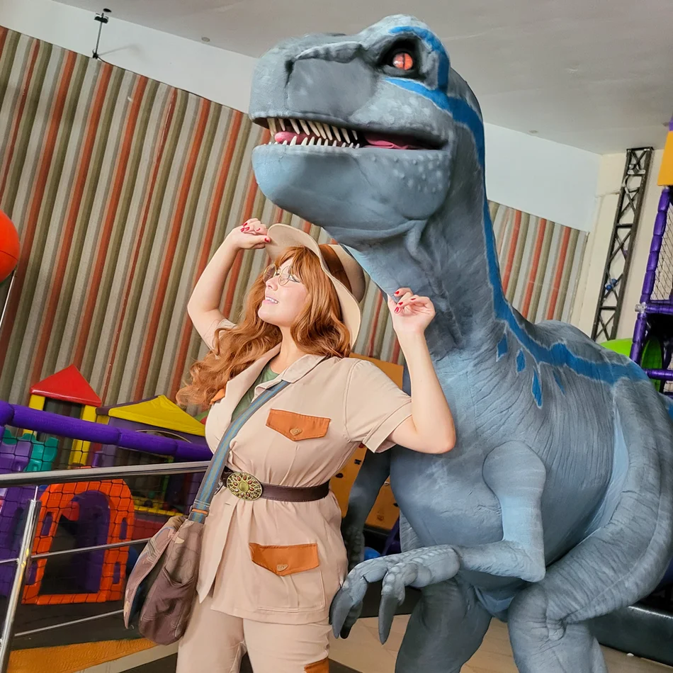 Crianças brincando com o Tiranossauro Rex da Nossos Dinossauros em festas infantis