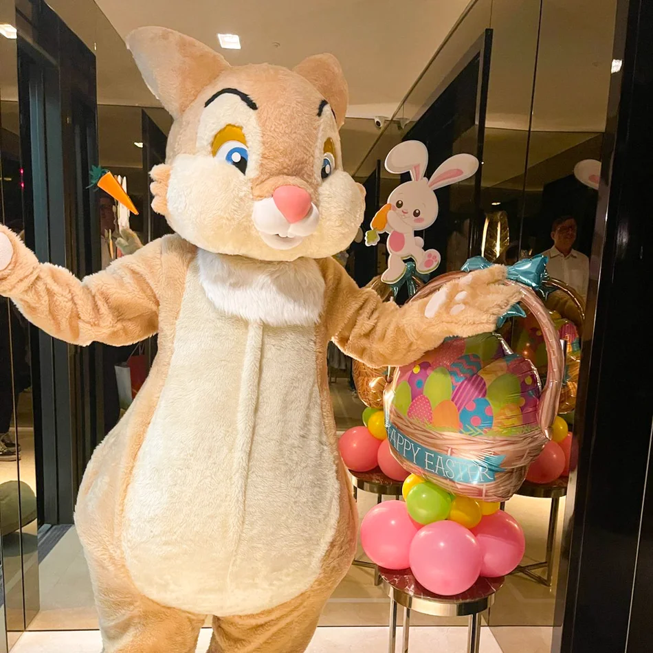 Detalhe da fantasia de luxo do Coelho Caramelo Personagem Vivo em evento Detalhe da fantasia de luxo do Coelho Caramelo Personagem Vivo em evento