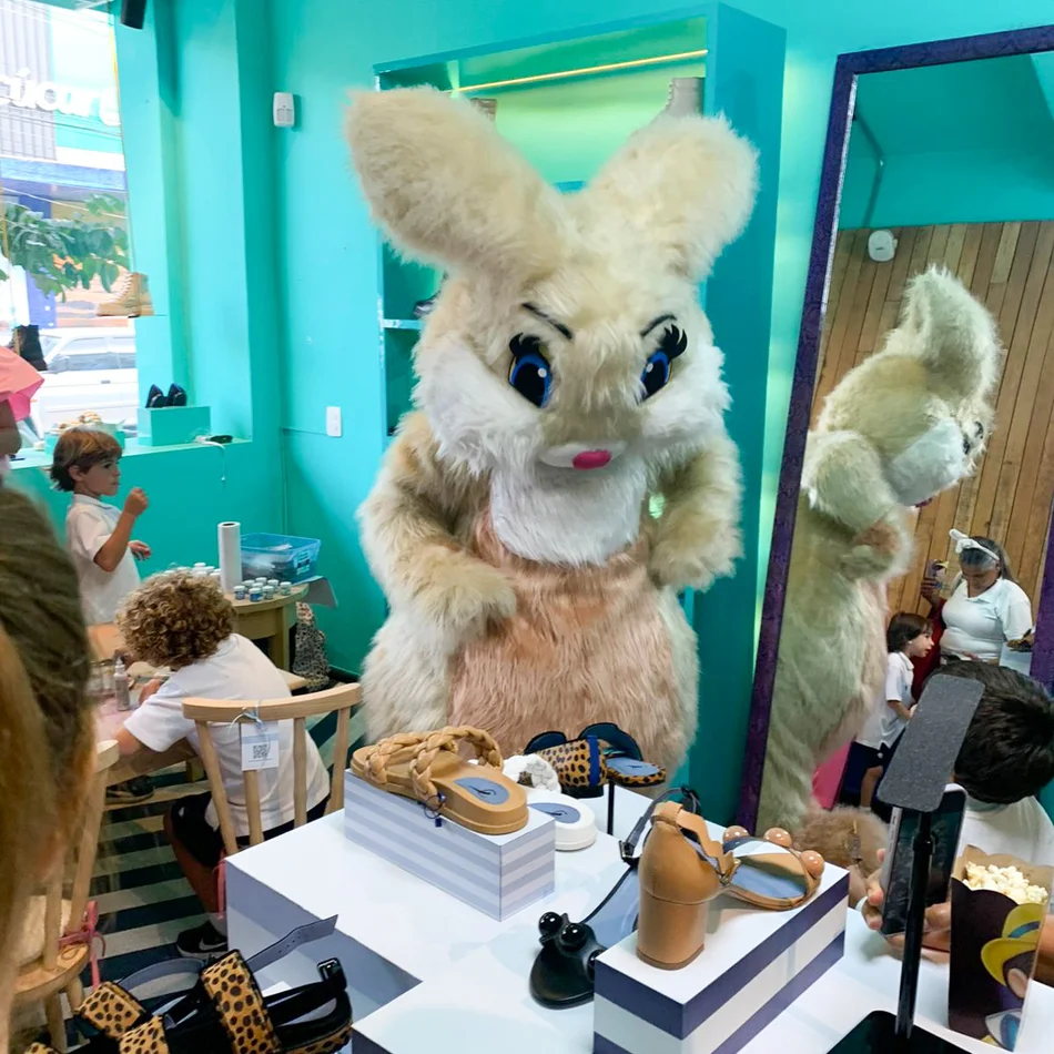 Detalhe da fantasia do Coelho Bege Peludo Personagem Vivo para festas infantis Detalhe da fantasia do Coelho Bege Peludo Personagem Vivo para festas infantis