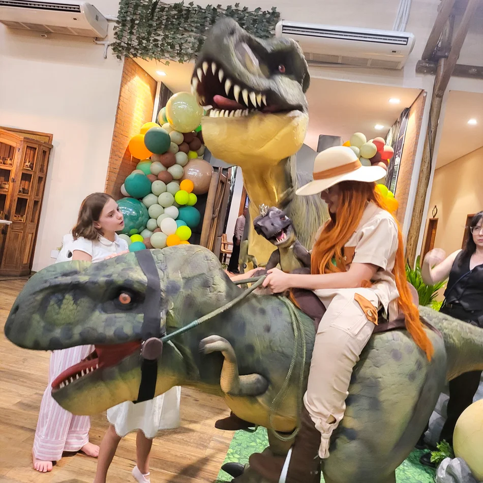 Detalhe do Baby T-Rex Personagem Vivo articulado para eventos e festas infantis