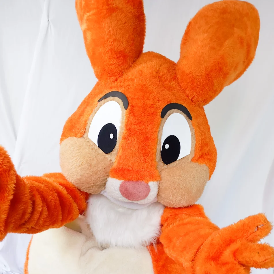 Detalhes da fantasia de Coelho Laranja Personagem Vivo para eventos e festas infantis Detalhes da fantasia de Coelho Laranja Personagem Vivo para eventos e festas infantis