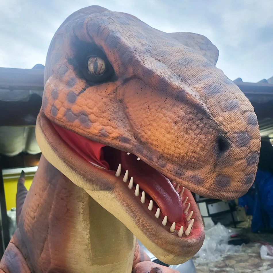 Detalhes realistas do T-Rex Laranja Personagem Vivo em evento temático infantil