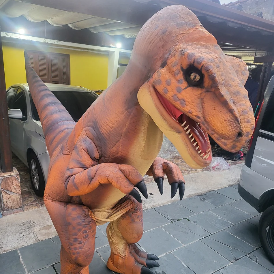 Equipe animando dinossauro T-Rex Laranja Personagem Vivo em salão de festas