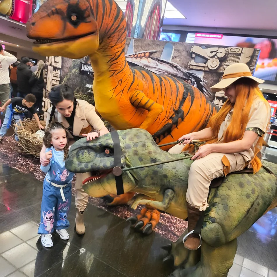 Equipe de animação com Baby T-Rex Personagem Vivo em aniversário de dinossauro