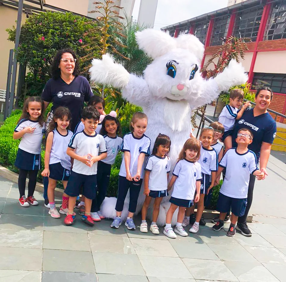 Equipe de animação com Coelho Branco Personagem Vivo em salão de festas infantis