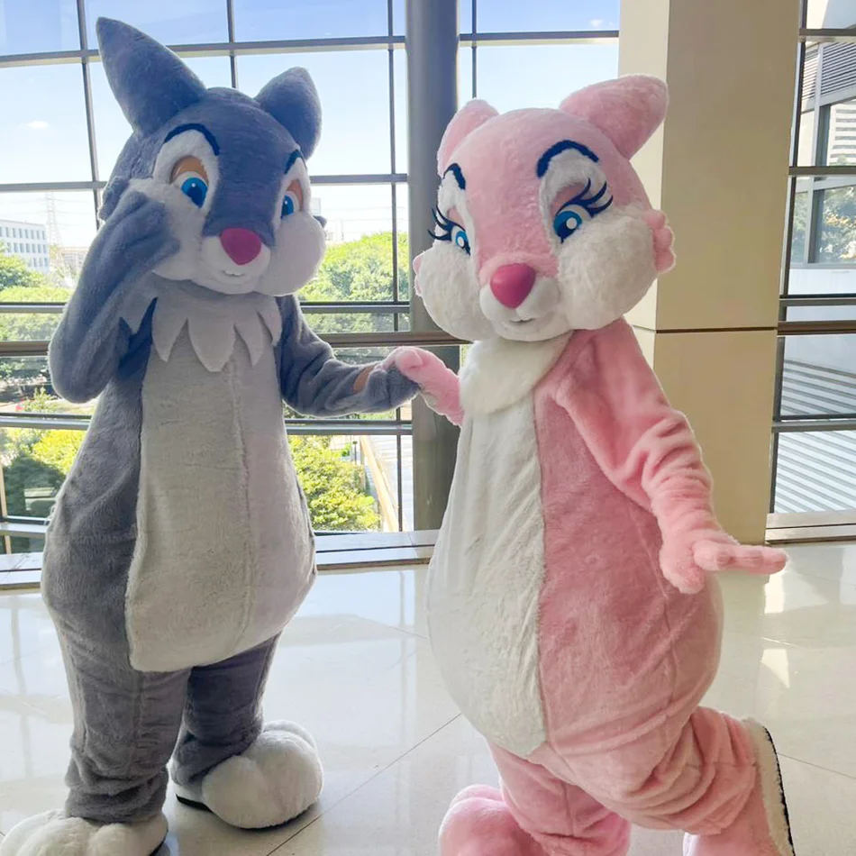 Equipe de animação com Coelho Rosa Personagem Vivo em recepção de festas infantis