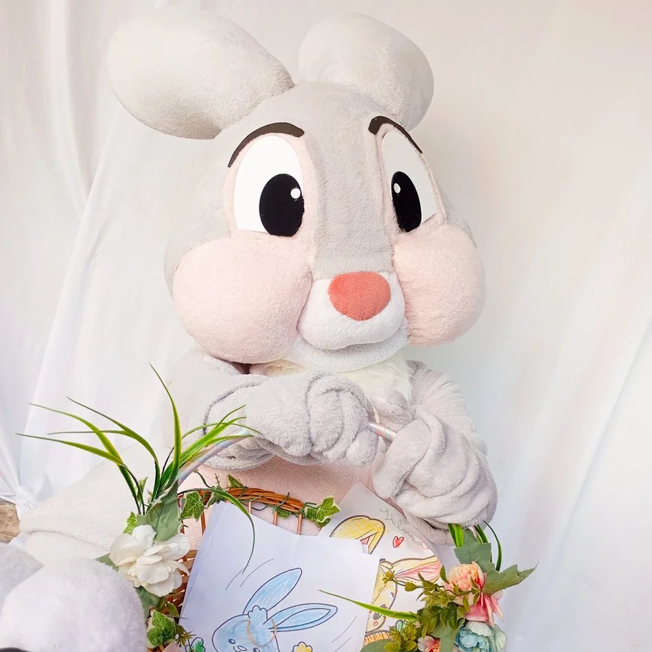 Equipe de animação com o Coelho Cinza Rosado Personagem Vivo em festa infantil