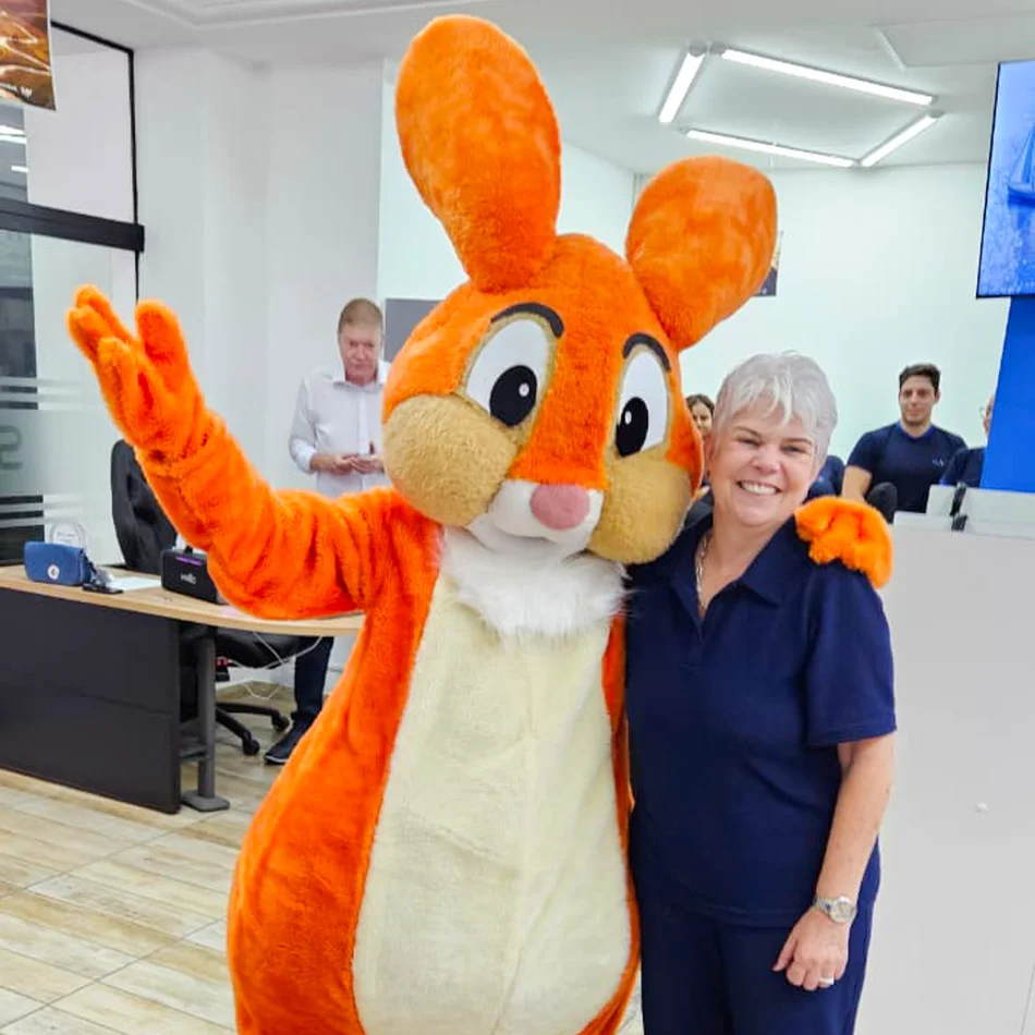 Equipe de Coelho Laranja Personagem Vivo posando para fotos em aniversário infantil Equipe de Coelho Laranja Personagem Vivo posando para fotos em aniversário infantil