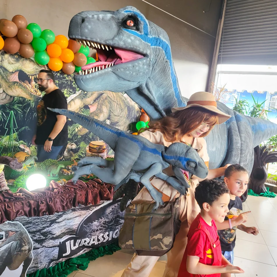 Equipe de Personagem Vivo Velociraptor Blue em performance de aniversário infantil
