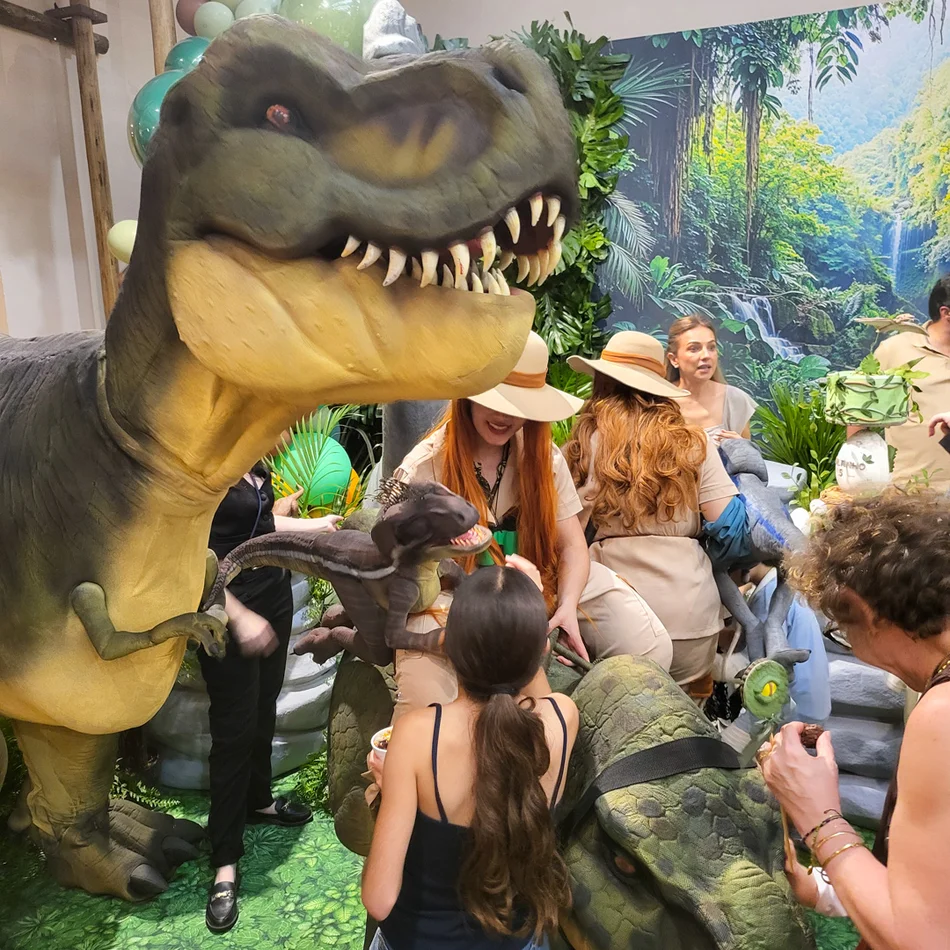 Equipe monitorando a interação segura do T-Rex Personagem Vivo com aniversariante e amigos