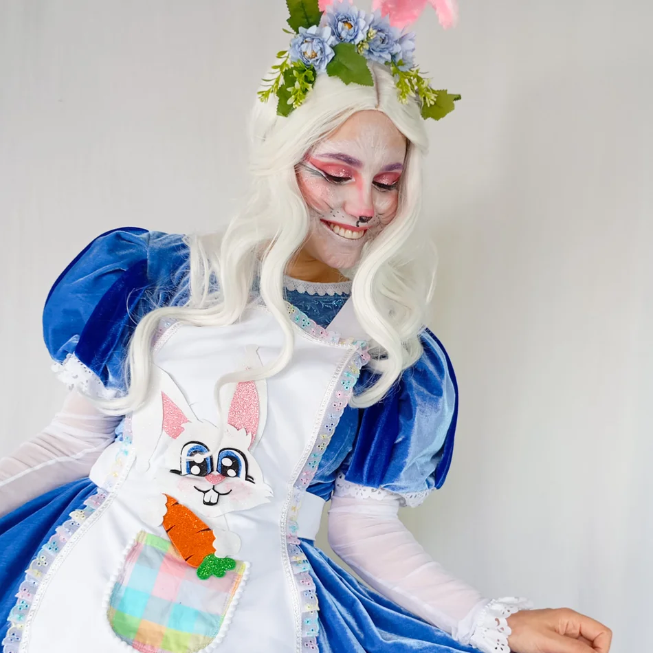 Personagem vivo de Coelhete Rosa e Coelhete Azul animando festas infantis temáticas