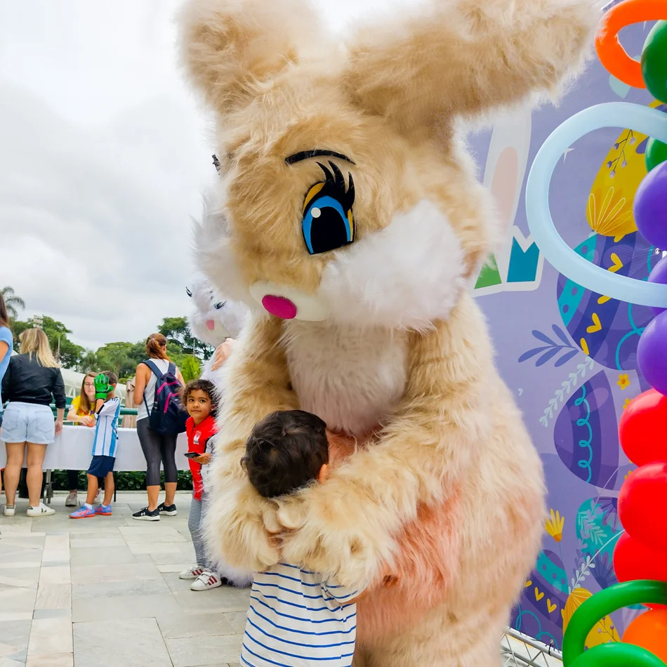 Selfie com Coelho Bege Peludo Personagem Vivo em evento de Páscoa infantil Selfie com Coelho Bege Peludo Personagem Vivo em evento de Páscoa infantil