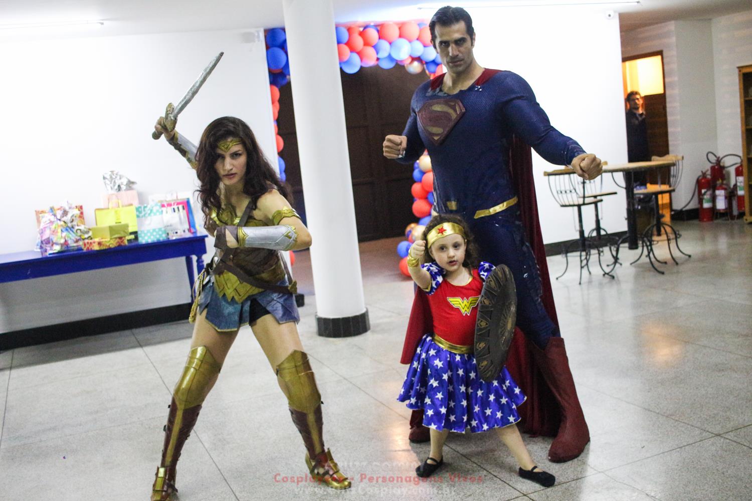 Mulher Maravilha e Super Man Personagem Vivo