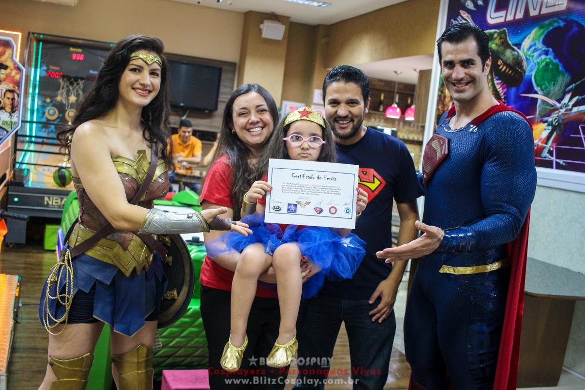 Superman e Mulher Maravilha Personagens Vivos Para Festas.
