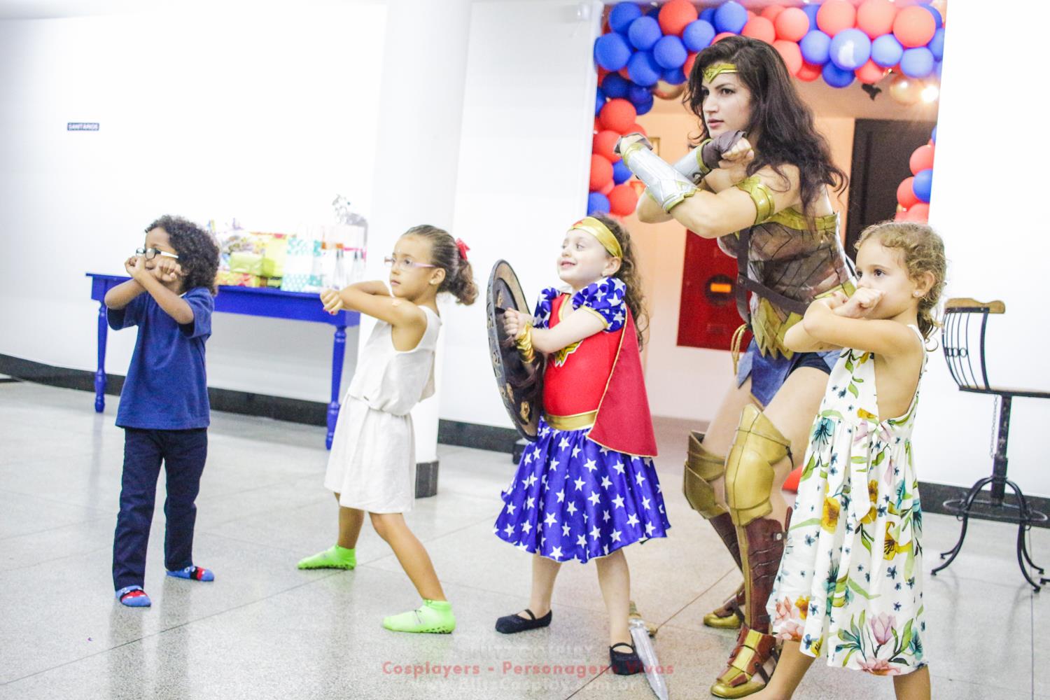 Mulher Maravilha e Super Man Personagem Vivo