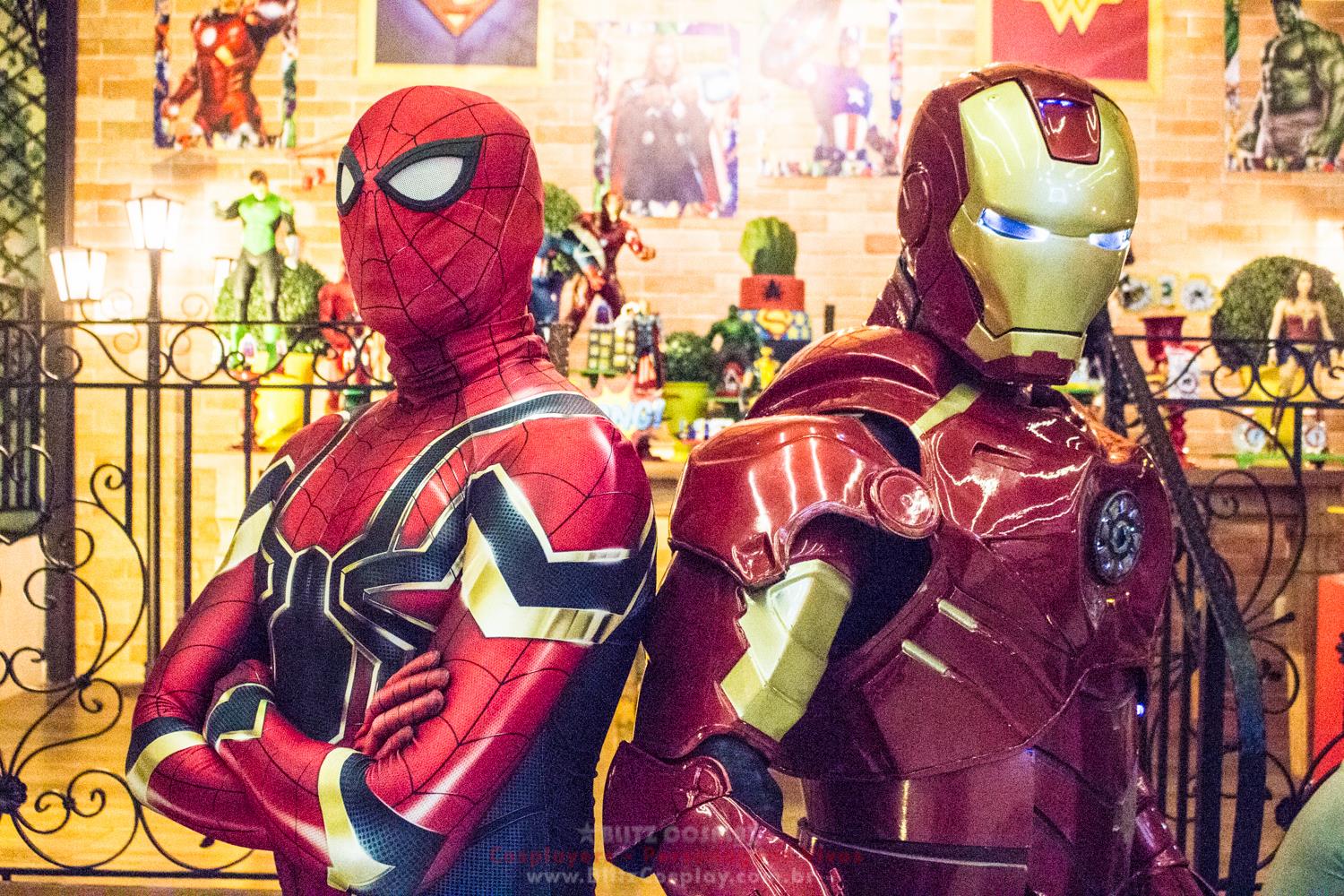 Homem de Ferro e Homem Aranha Personagens Vivos.