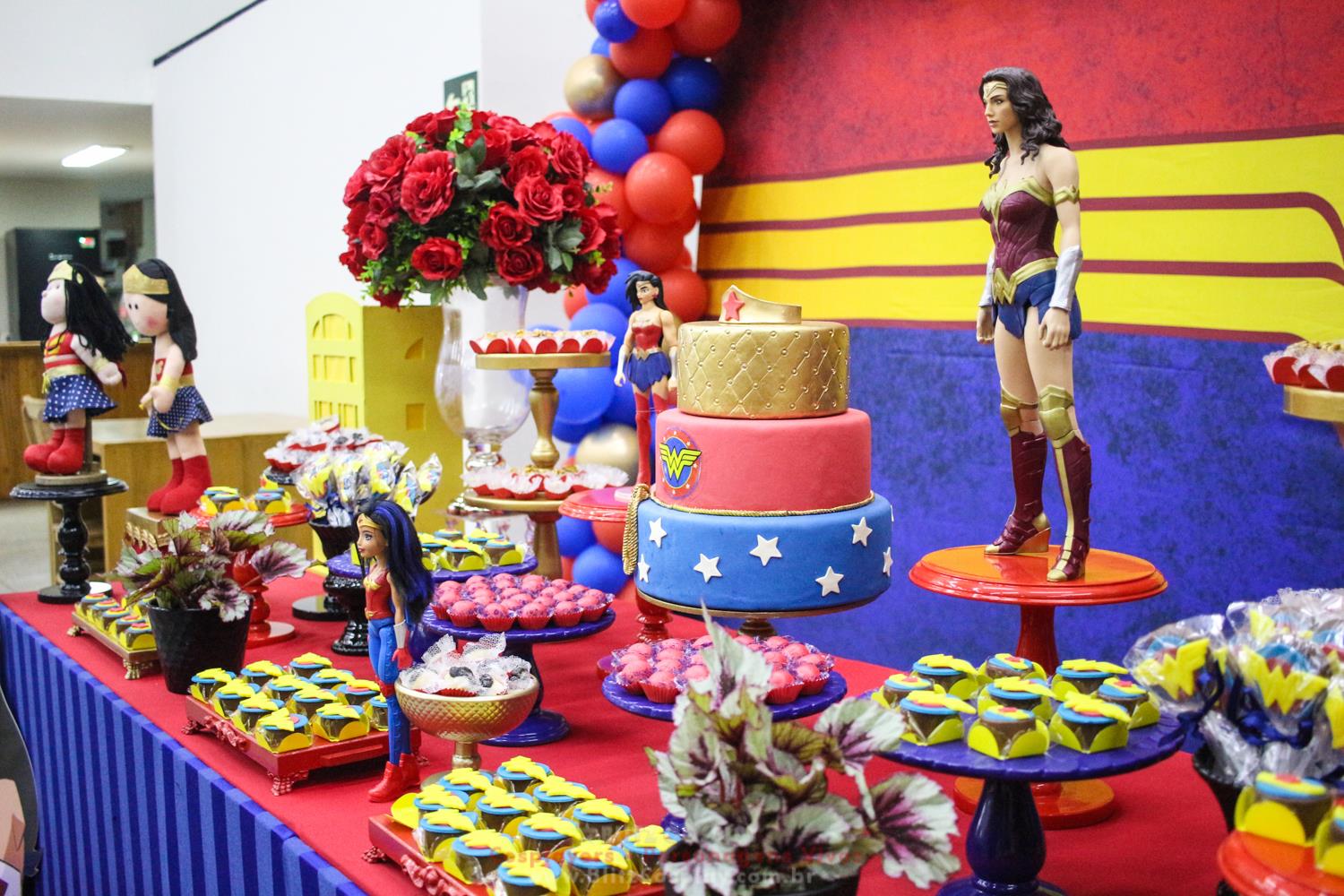 Mulher Maravilha e Super Man Personagem Vivo