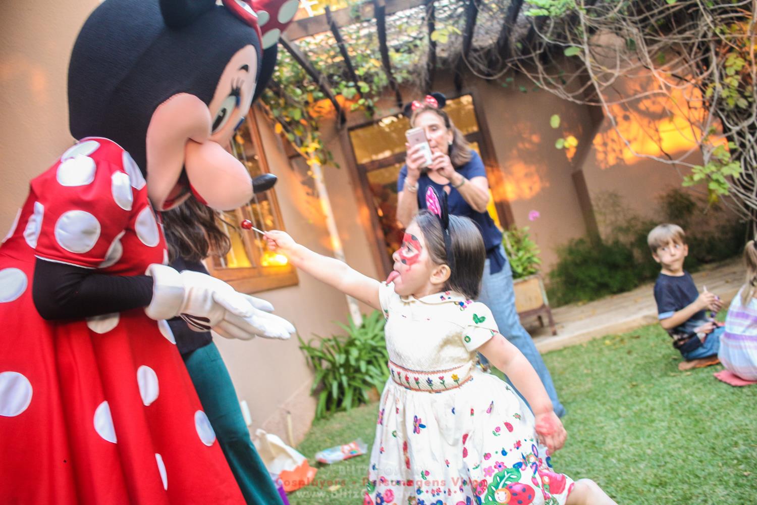 Minnie Personagem Vivo Para Festas.