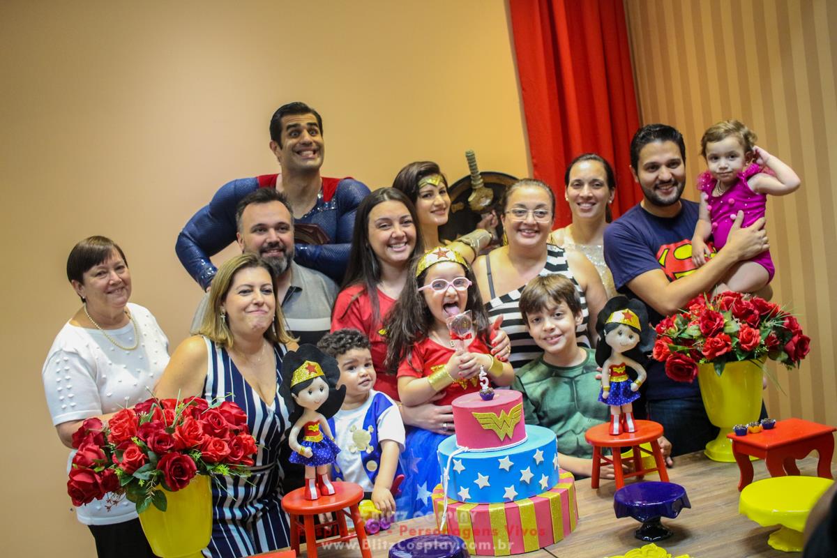 Superman e Mulher Maravilha Personagens Vivos Para Festas.