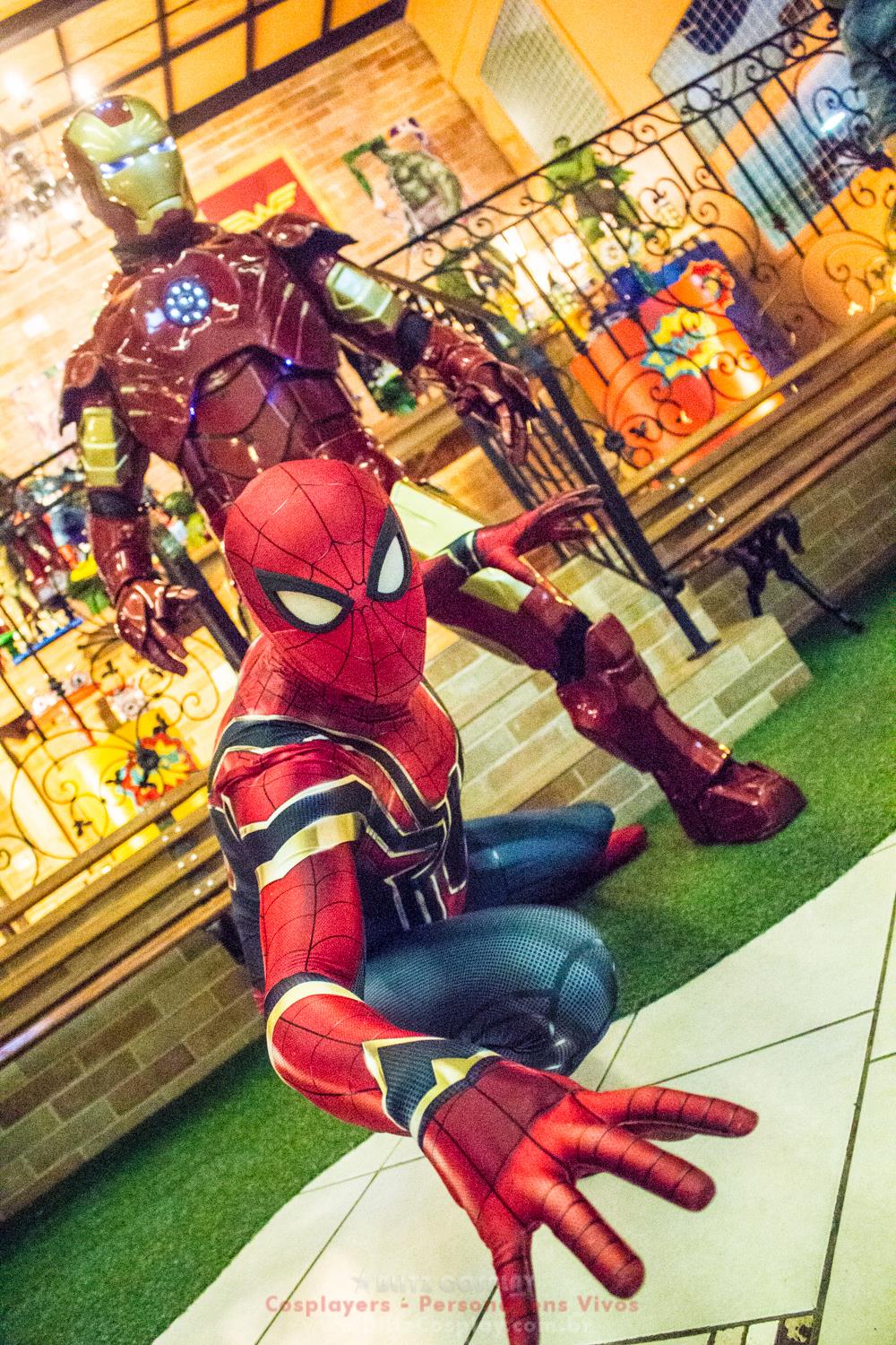 Homem de Ferro e Homem Aranha Personagens Vivos.