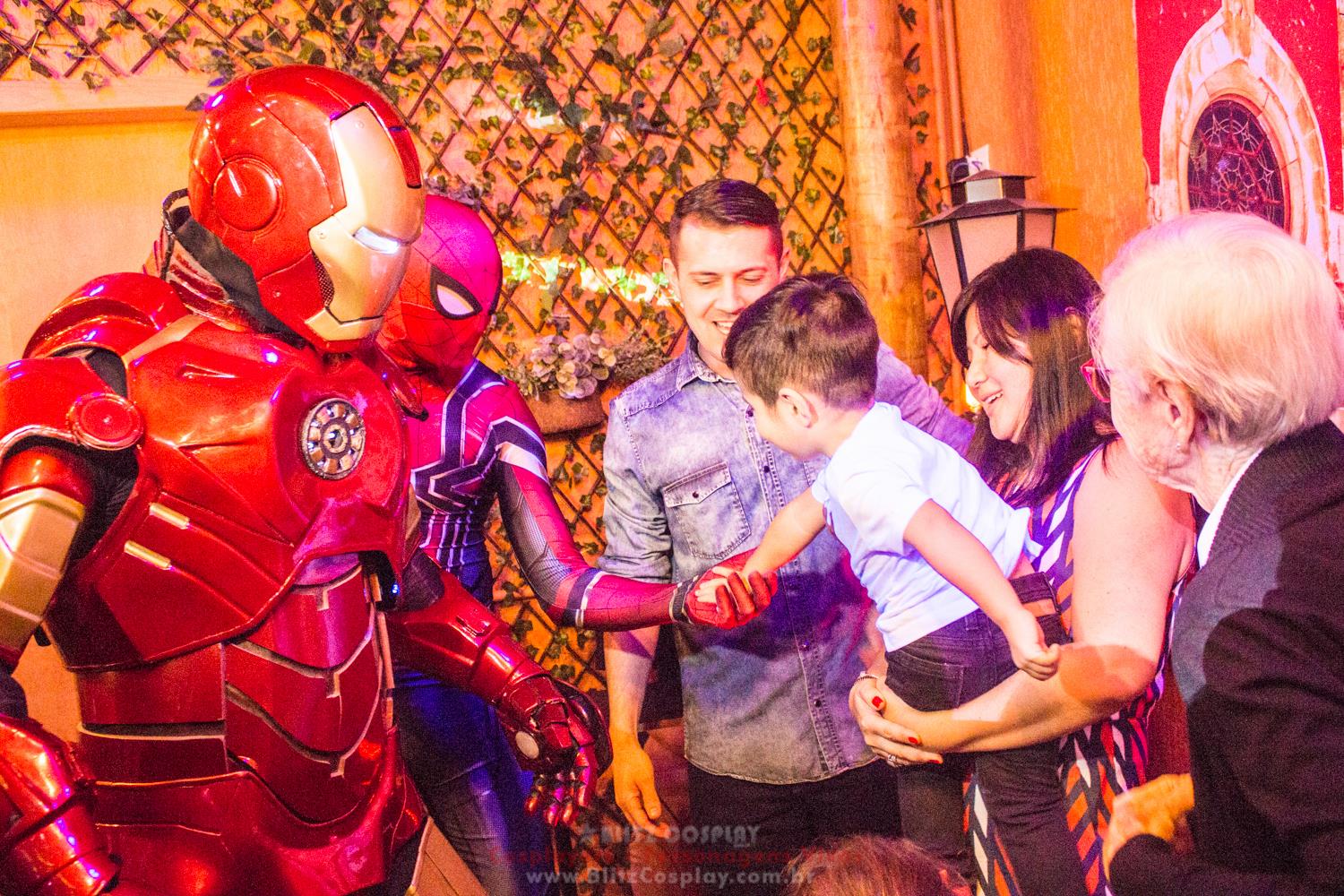 Homem de Ferro e Homem Aranha Personagens Vivos.