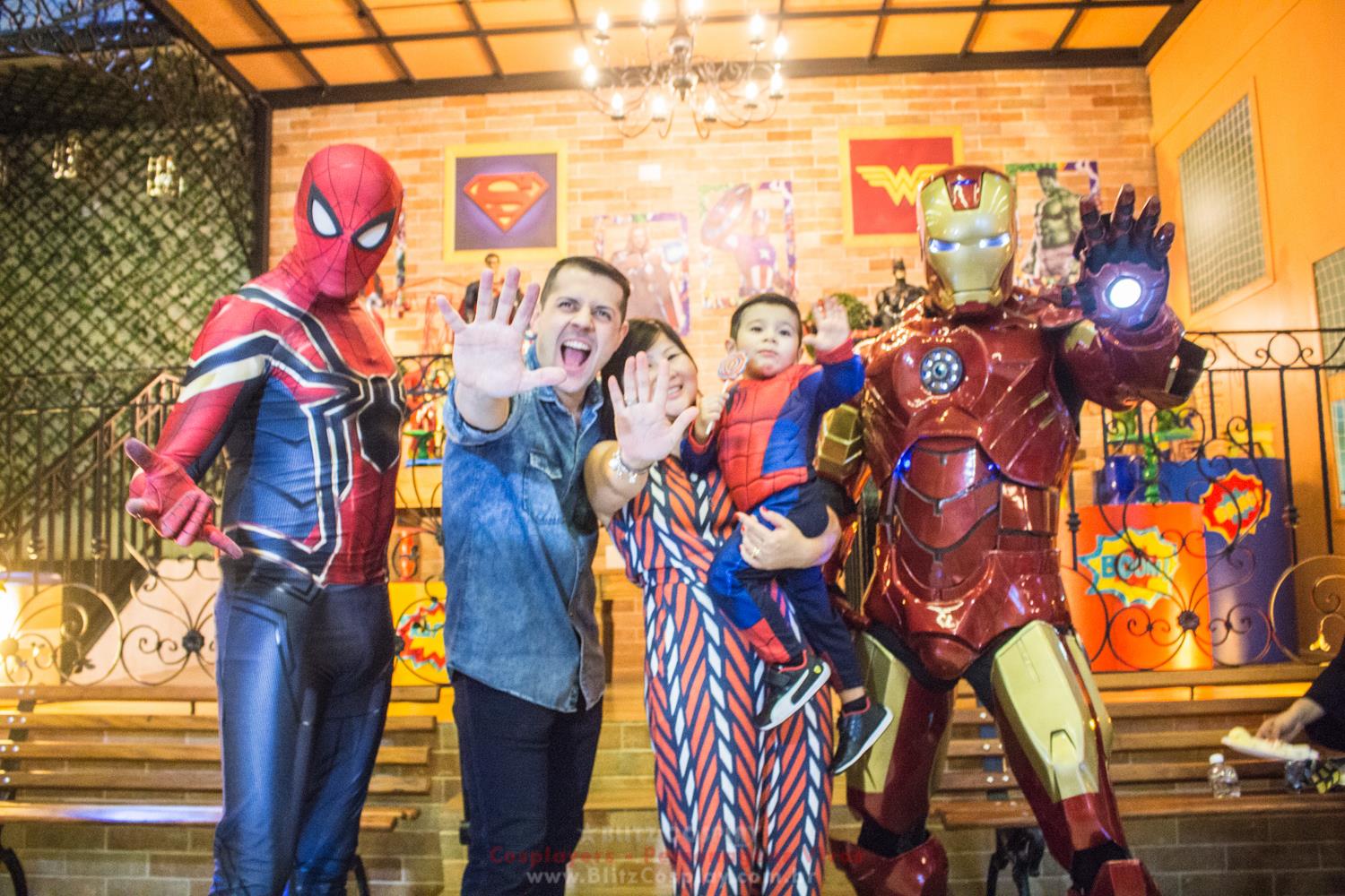 Homem de Ferro e Homem Aranha Personagens Vivos.