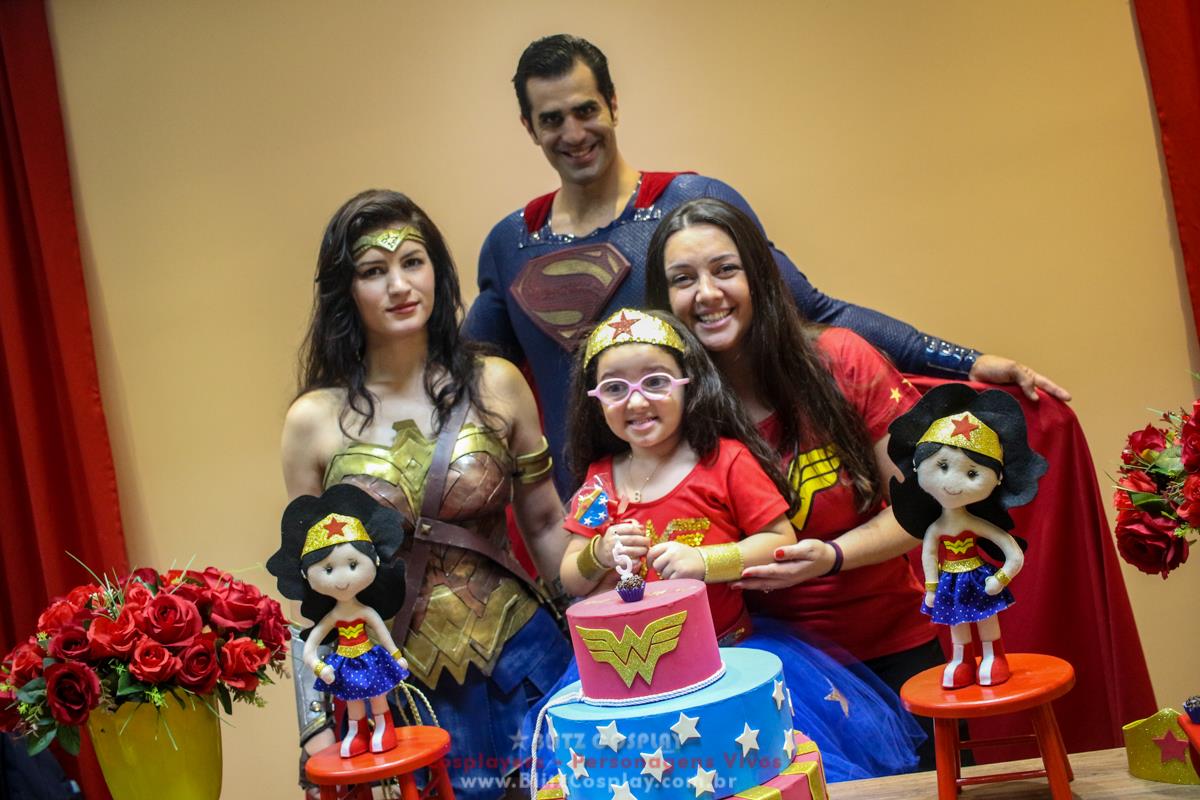 Superman e Mulher Maravilha Personagens Vivos Para Festas.