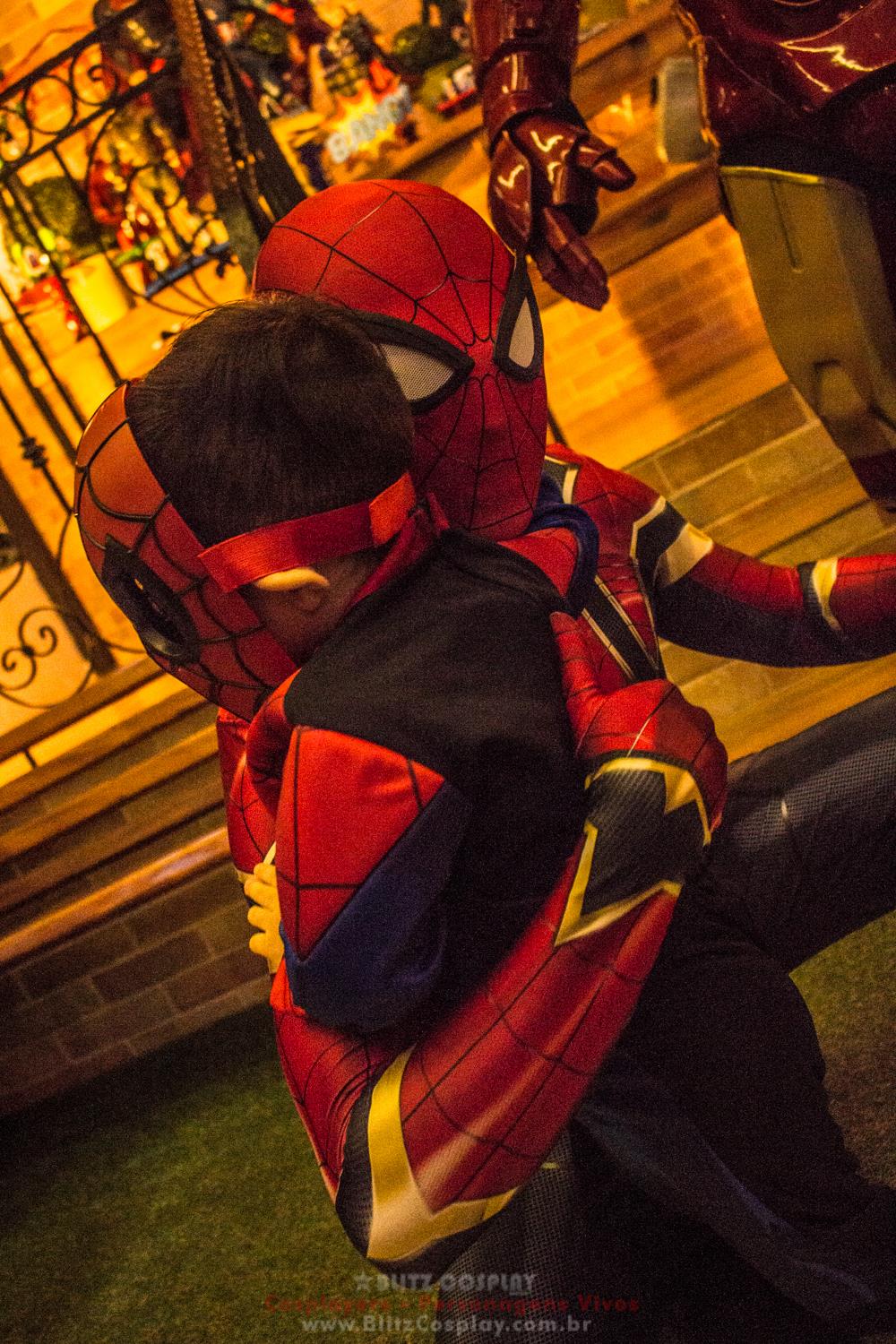 Homem de Ferro e Homem Aranha Personagens Vivos.