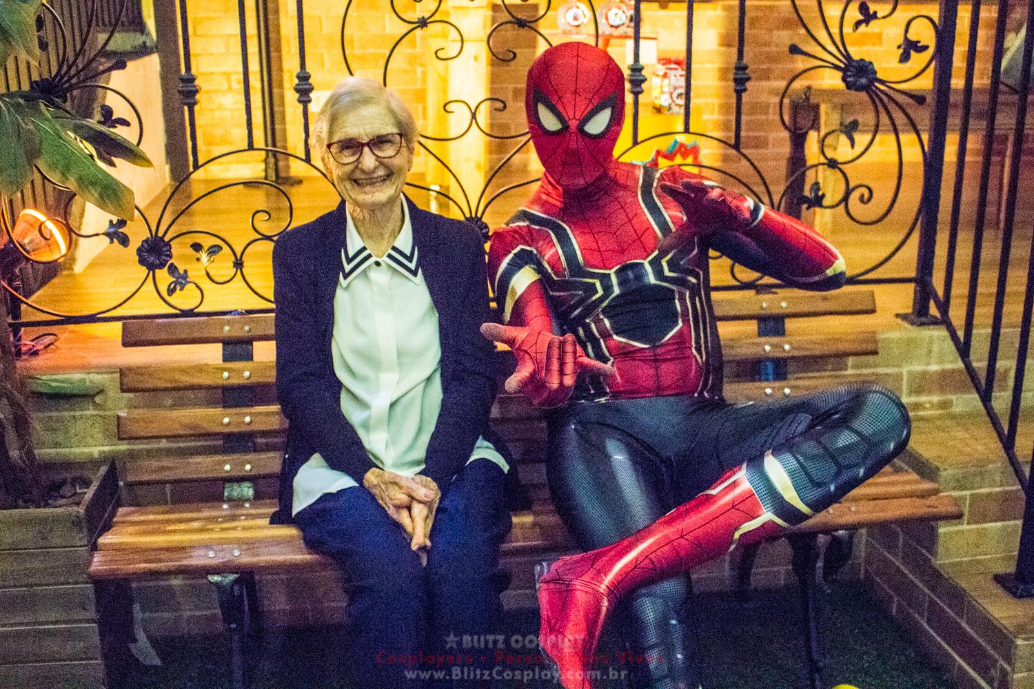 Homem de Ferro e Homem Aranha Personagens Vivos.