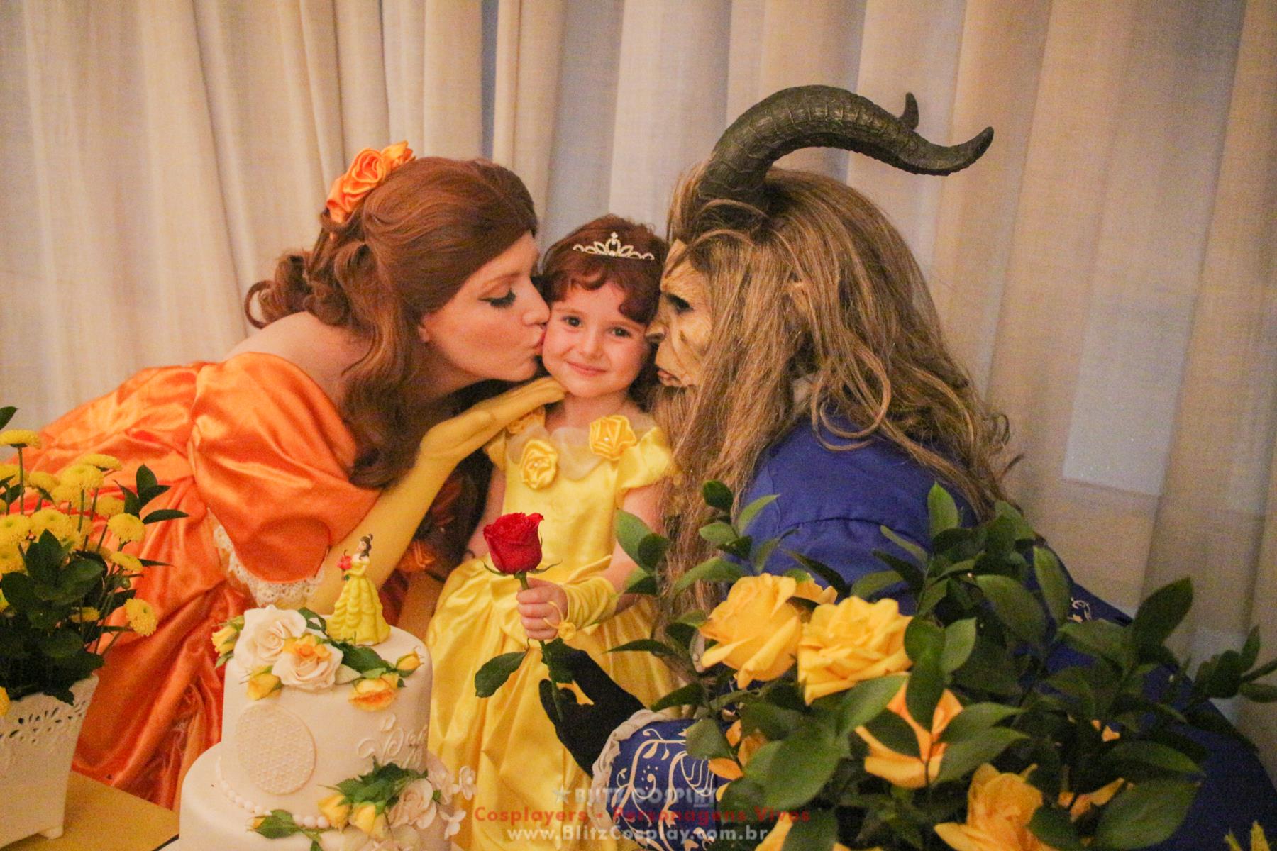 Bela e a Fera personagens vivos festa